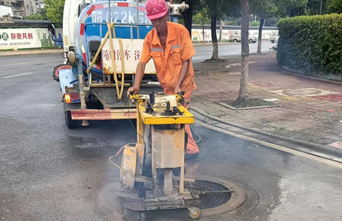 潍坊经济区：井盖加装防坠网，保障市民出行安全